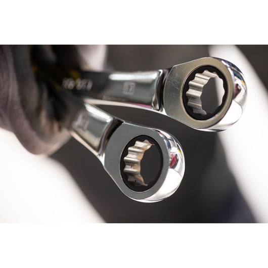 STANLEY STMT82846-0 ratelsleutels close-up, chroomafwerking, vastgehouden met handschoen.
