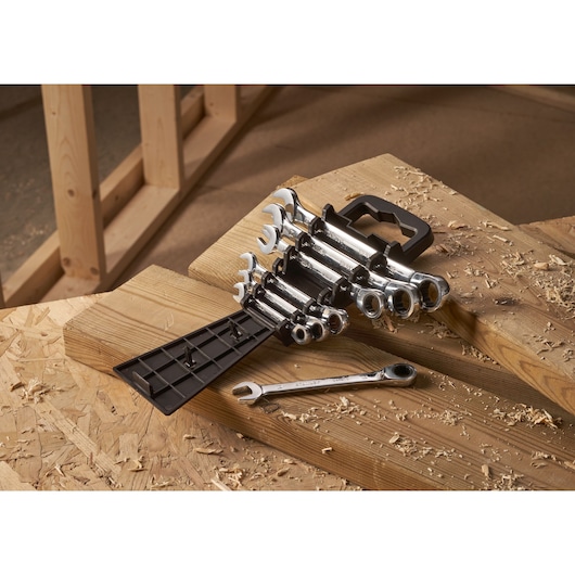 STANLEY STMT82846-0 platte ratelsleutelset, 7 stuks, op houten werkbank, schuine hoek.