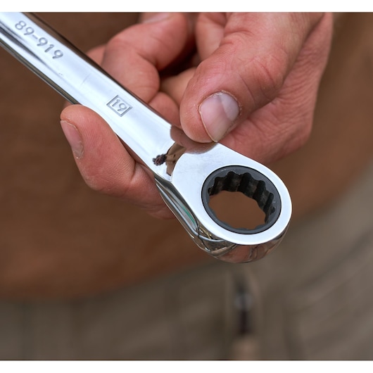 Close-upfoto van een hand met een STANLEY platte ratelsleutel, SKU STMT82846-0, met zicht op het rateluiteinde.
