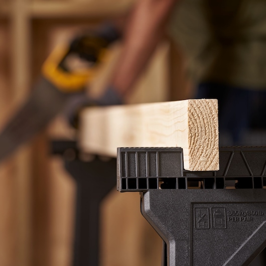 STANLEY STST1-70355 zaagbok met houten balk, close-up in werkplaats.