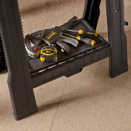 STANLEY STST1-70355 werkbank onderblad met diverse STANLEY handgereedschappen, rolmaat, schroevendraaiers en klemmen.