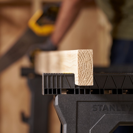 STANLEY STST1-70713 zaagbok close-up met houten balk in werkplaats.