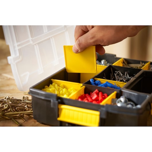 STANLEY STST1-70720 boîte organisatrice gros plan avec compartiments pour vis, boulons et chevilles colorées.