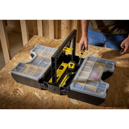 STANLEY STST1-71963 organisateur portable avec compartiments à couvercle transparent sur établi, outils à l'intérieur, vue du dessus