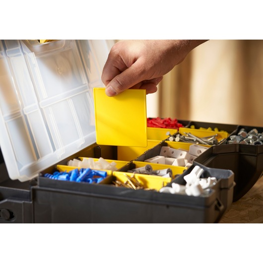 STANLEY STST1-71963 boîte d'organisation gros plan avec séparateur jaune et accessoires variés.