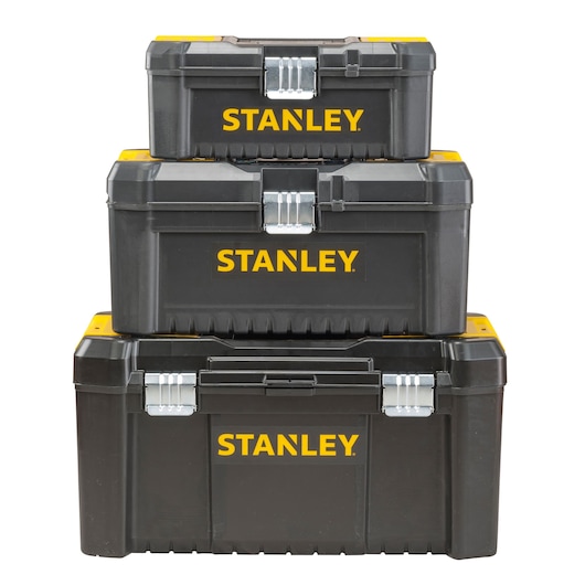 STANLEY STST1-75518-KR ensemble de trois boîtes à outils en plastique noir avec accents jaunes, empilées, vue de face.