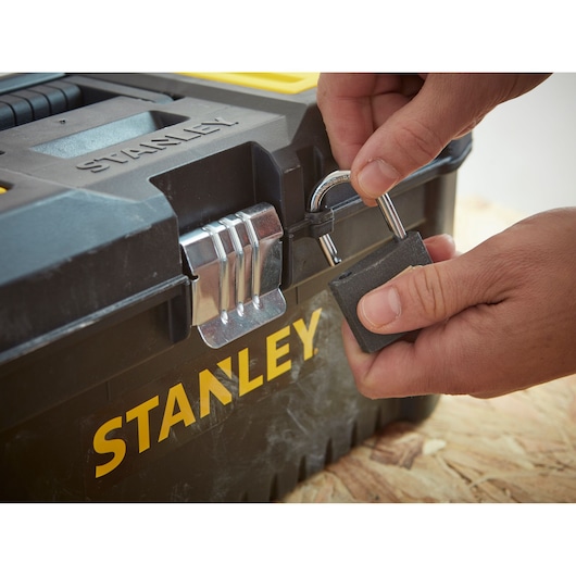 Photo de la STANLEY STST1-75518-KR boîte à outils verrouillée avec un cadenas, vue rapprochée.