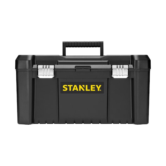 STANLEY STST1-75521 zwarte kunststof gereedschapskist met metalen sluitingen, voorkant, witte achtergrond.