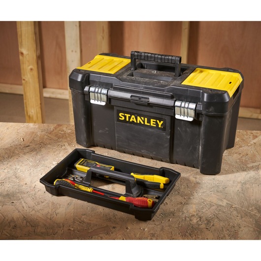 STANLEY STST1-75521 zwarte en gele gereedschapskist met tray en gereedschap op werkbank.