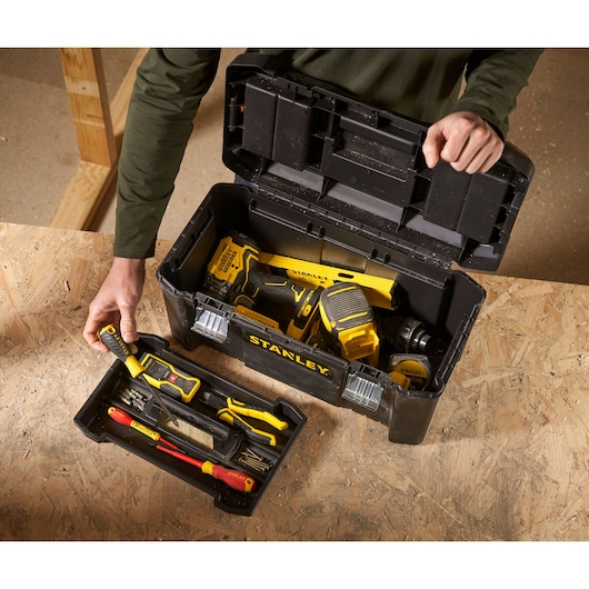 STANLEY STST1-75521 gereedschapskist met handgereedschap en elektrisch gereedschap, bovenaanzicht op werkbank.