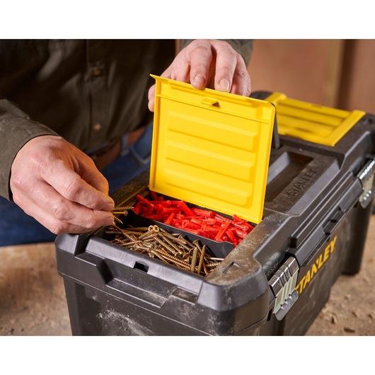 STANLEY STST1-75521 gereedschapskist close-up met gele klep open, schroeven en pluggen zichtbaar.