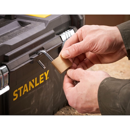 Foto van STANLEY STST1-75521 gereedschapskist die wordt afgesloten met een hangslot, close-up van het vergrendelen.