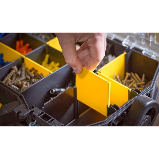 STANLEY STST1-79231 organizerkoffer met hand die gele scheidingswand plaatst, schroeven in vakken.