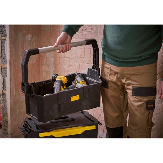 STANLEY STST1-79231 gereedschapscaddy met metalen handgreep, foto van product in gebruik met elektrisch gereedschap