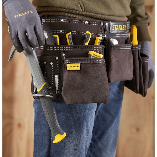 STANLEY STST1-80113 ceinture à outils remplie d’outils à main, vue rapprochée, portée par une personne.