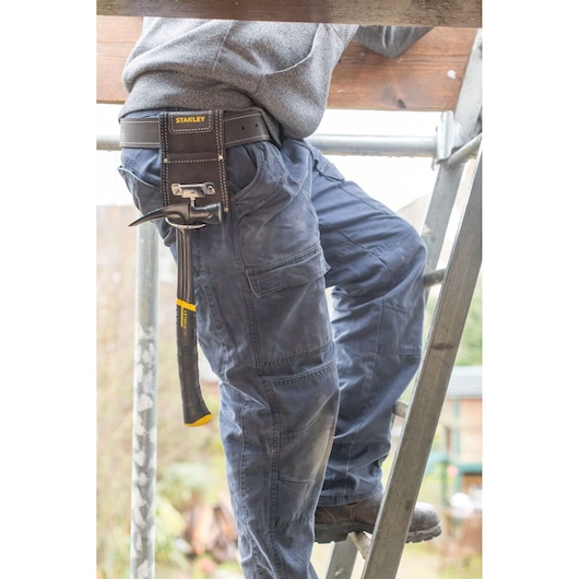 STANLEY STST1-80117 gereedschapsgordeltas met hamer, getoond aan persoon op ladder, productfotografie.