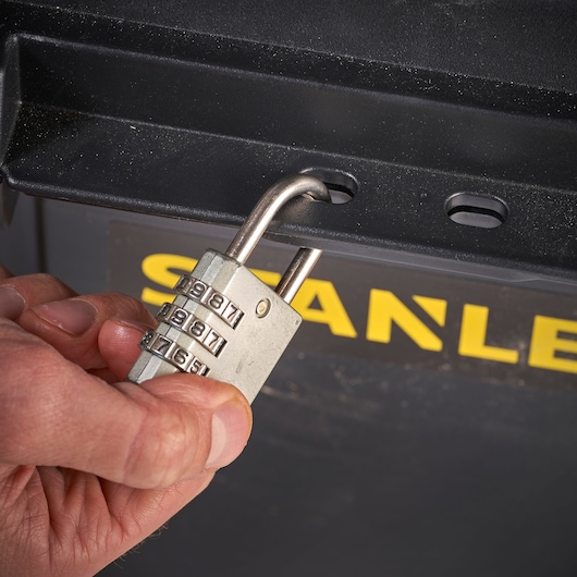 STANLEY STST1-80150 cadenas sur boîte de rangement, vue rapprochée du verrou à combinaison.