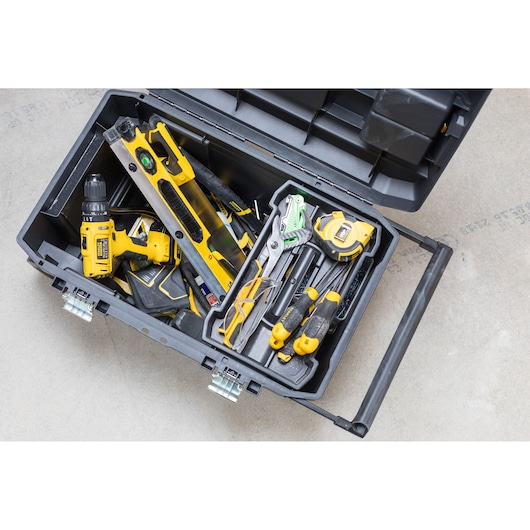 Stanley STST1-80150 boîte à outils roulante remplie d'outils variés, photo vue de dessus sur sol en béton.
