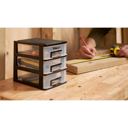 STANLEY STST40710-1 organiseur à tiroirs pour outils sur établi, vue latérale, atelier.
