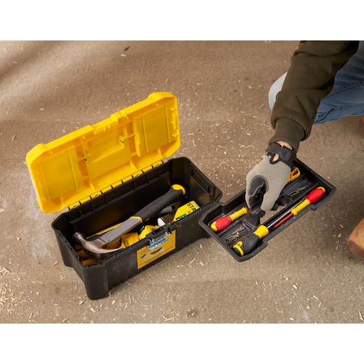 STANLEY STST75785-1 gereedschapskist met open deksel, hand tilt inzetbak met handgereedschap op werkplaatsvloer.