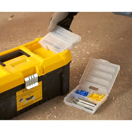 STANLEY STST75785-1 gereedschapskist met open plastic organizer met schroeven en pluggen, close-up.