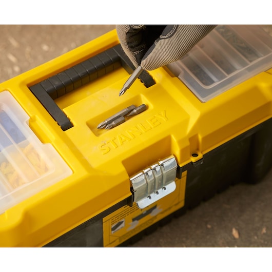 STANLEY STST75785-1 gereedschapskist met gele deksel, metalen sluiting en schroefbits, close-up foto.