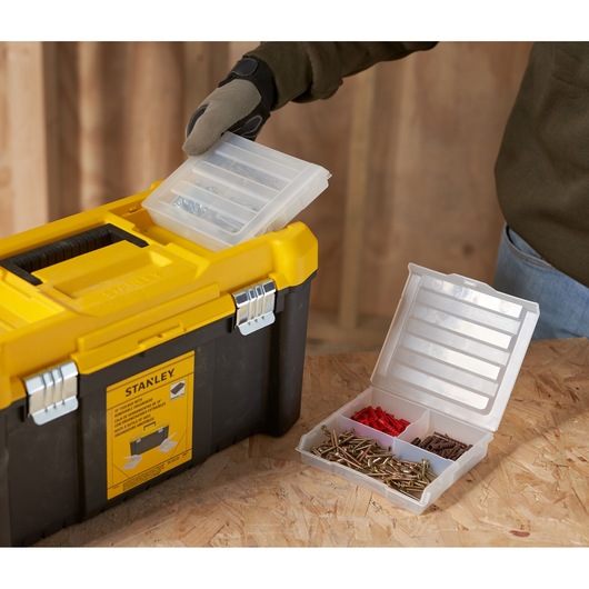 STANLEY STST75787-1 boîte à outils avec plateau organisateur amovible, jaune et noir, présentée en atelier.