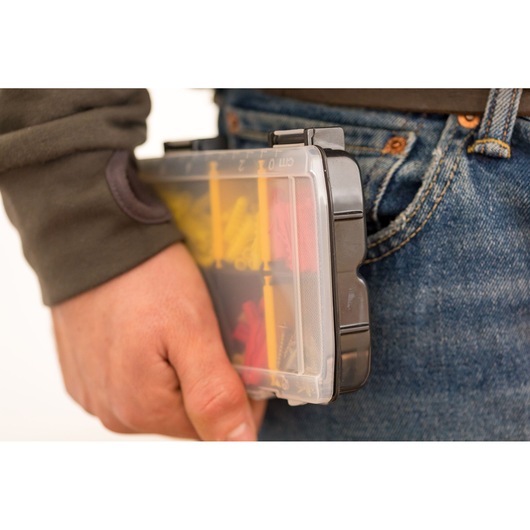 STANLEY STST81679-1 organiseur tenu à la main, couvercle transparent, objets divers à l'intérieur, vue rapprochée.