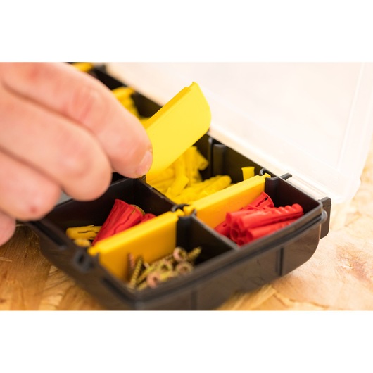 STANLEY STST81679-1 organiseur d'outils avec chevilles murales jaunes et rouges et vis, photo en gros plan.