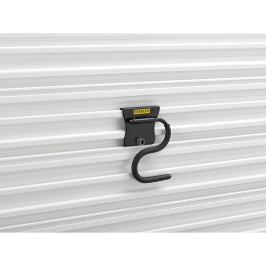 STANLEY STST82605-1 zwarte muurhaak gemonteerd op wit paneel, zijkant product.