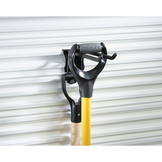 STANLEY STST82606-1 porte-outils mural en acier noir avec outil à manche jaune, angle latéral.