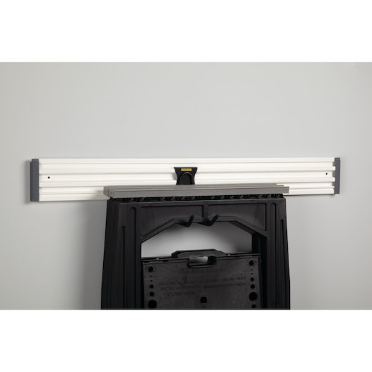 STANLEY STST82608-1 rail mural avec tréteau pliant noir suspendu, vue de face, accessoire de rangement atelier.