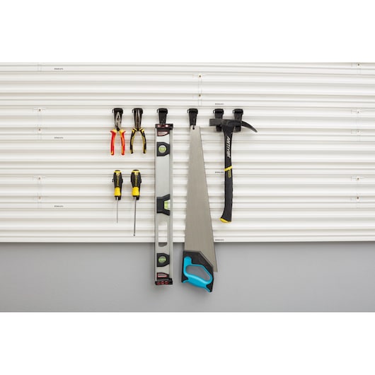 STANLEY STST82617-1 photographie de panneau mural de garage avec outils à main organisés sur des crochets, vue de face.