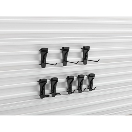 STANLEY STST82617-1 set de crochets noirs muraux pour rangement d’outils, vue latérale sur panneau blanc.