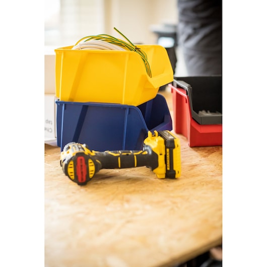 STANLEY STST82740-1 opbergbakken in geel, blauw, rood met gereedschap op houten oppervlak, fotografiehoek.
