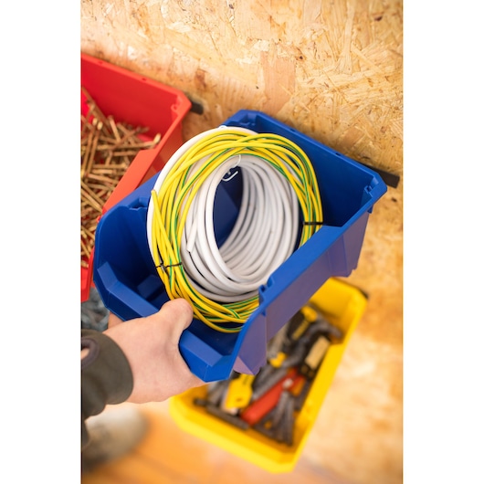STANLEY STST82740-1 blauwe opslagbak met opgerolde kabel, van bovenaf gezien in werkplaats.