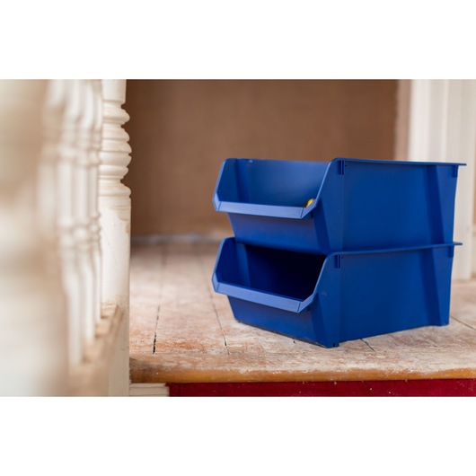 STANLEY STST82746-1 bacs de rangement bleus empilables, photo de deux bacs sur sol en bois, angle latéral.