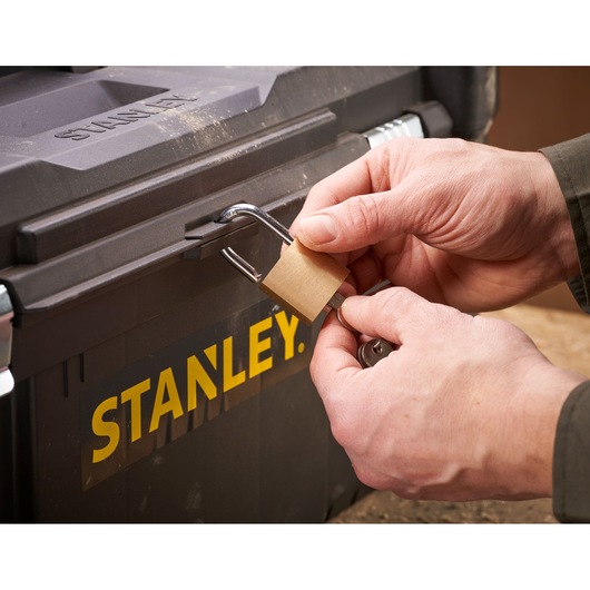 STANLEY STST82976-1 boîte à outils avec cadenas sécurisé, photo en gros plan.