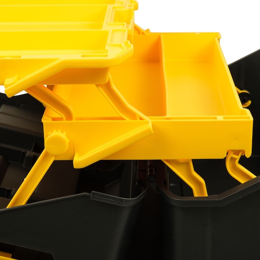 STANLEY STST83397-1 gereedschapskist met open gele multilevel lade, close-up, witte achtergrond.