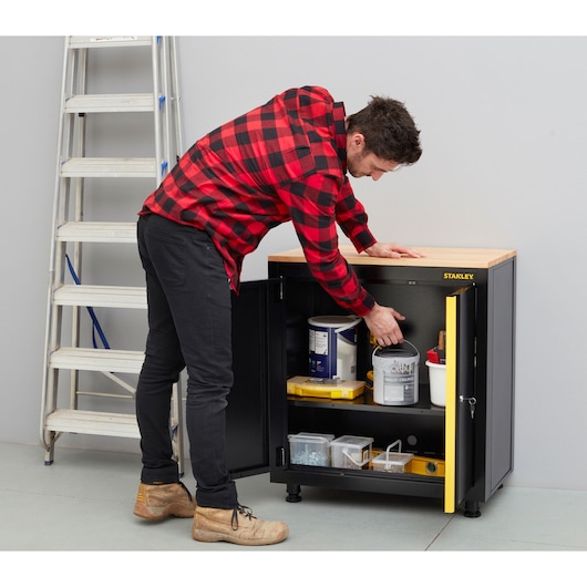 STANLEY STST97595-1 opbergkast met open deuren, toont planken met gereedschap en materialen in werkplaats.