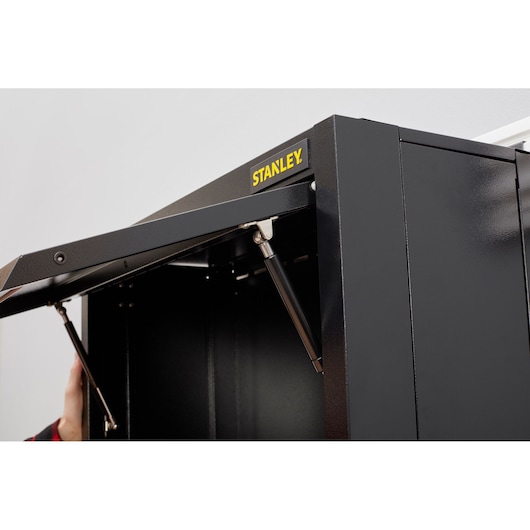 STANLEY STST97599-1 armoire de rangement métallique noire avec vérins à gaz, angle avant, porte partiellement ouverte.