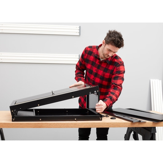 STANLEY STST97599-1 assemblage de rangement en métal noir sur table en bois, angle latéral photographie.