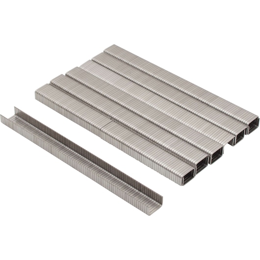Agrafes métalliques argentées Stanley, vue latérale, pour agrafeuses, empilées sur fond blanc