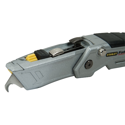 STANLEY XTHT0-10502 stanleymes met metallic afwerking, close-up van lemmet en vergrendeling, zijaanzicht.