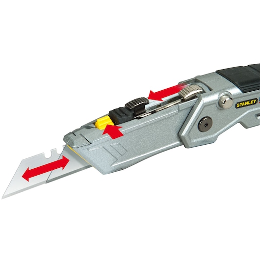 STANLEY XTHT0-10502 stanleymes close-up met mes en schuifmechanisme en rode pijlen.