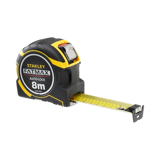 Foto van STANLEY FATMAX XTHT0-33501 8m auto-lock rolbandmaat, zwart en geel, schuin op witte achtergrond.