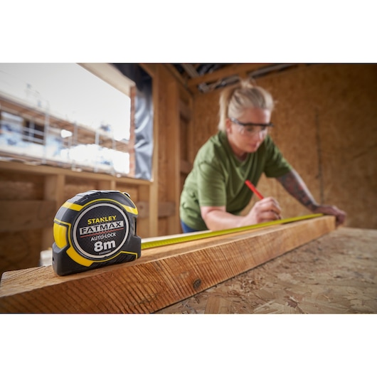 STANLEY XTHT0-33501 FatMax 8m rolmaat, productfotografie tijdens hout meten.