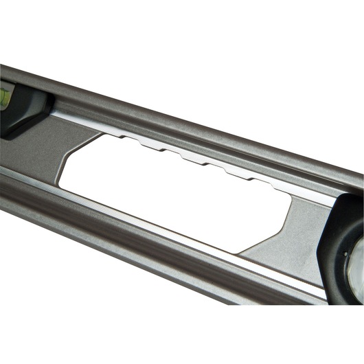 Foto van STANLEY XTHT1-42131 zilveren waterpas, close-up van handgreep en ampul.