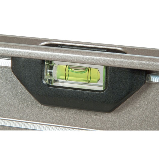 STANLEY XTHT1-42131 waterpas close-up, groene libel en zilveren behuizing op witte achtergrond.