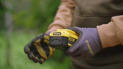Video STANLEY® V20 18V 55cm 19mm Heggenschaar met Sawblade Innovatie (Zonder Accu)